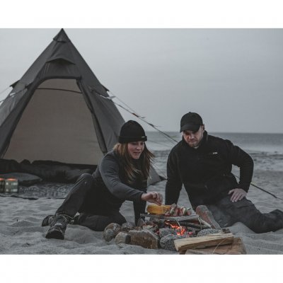 Koken onder de blote hemel – geniet van een heerlijke maaltijd in de buitenlucht bij het vuur met de Easy Camp Otra Tipi als gez