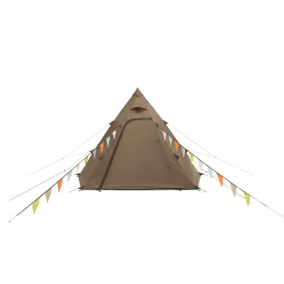 Easy Camp Otra Tipi gezien vanaf de voorkant met de deur gesloten – beschermend en robuust ontwerp voor een veilige en weerbeste