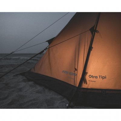 Easy Camp Otra Tipi in het avondlicht – een gezellige en uitnodigende sfeer voor ontspannende momenten in de natuur.