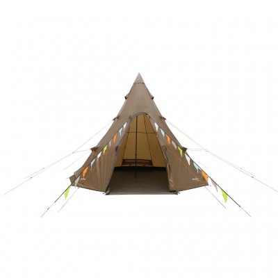 Easy Camp Rands Tipi is opgezet en klaar – de open deur nodigt u uit voor een ruim en comfortabel verblijf in de natuur.