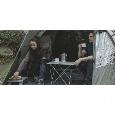 Dankzij de afmetingen is het geen probleem om de tent in te richten met een klein tafeltje en stoelen.