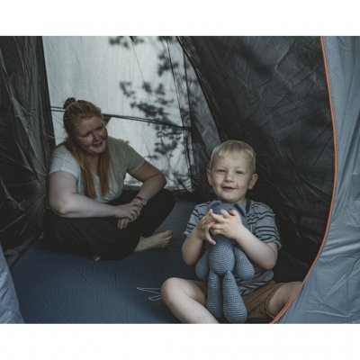 Grote verduisterde slaapcabine voor een beter slaapcomfort. De slaapcabine heeft een scheidingswand die eenvoudig verwijderd kan