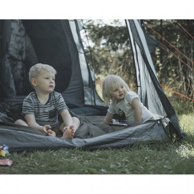 Ruime woonkamer met stahoogte en een extra zij-ingang voor een betere toegankelijkheid