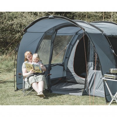 Skarvan 4 is groot en ruim. De grote woonkamer kan eenvoudig worden ingericht met een tafel en stoelen.