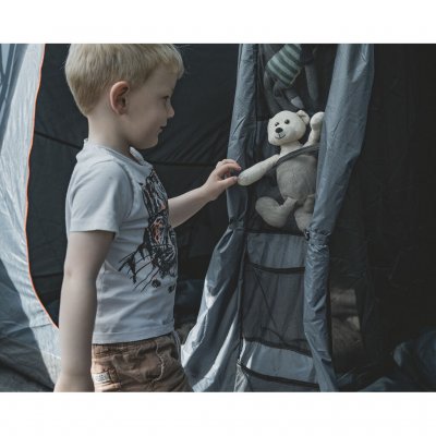 Ingenaaide opbergvakken aan de buitenkant van het slaapcompartiment maken het gemakkelijker om kleine spullen zoals pantoffels e