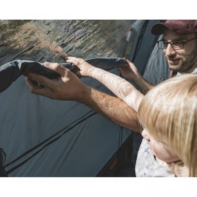 Gardiner på samtliga fönster gör det lätt att skydda sig från insyn i familjetältet Easy Camp Skarvan 6.