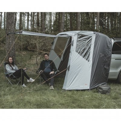 Easy Camp Krossbu opgezet met de meegeleverde stokken – deur uitgevouwen als zonneluifel voor extra schaduw en comfort