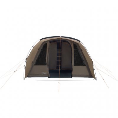 De deur naar Brimnes 5 Air staat volledig open. Een blik in de grote woonkamer en de verduisterde slaapcabine