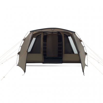 De voordeur van de Kullen 6 Air is volledig geopend. Je kijkt zo het grote leefgedeelte en de verduisterde slaapcabine in.