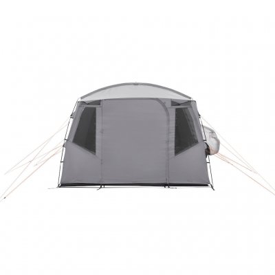 De grote deur en meerdere stormlijnen zorgen ervoor dat de tent stabiel staat, ongeacht of deze aan de auto is bevestigd.