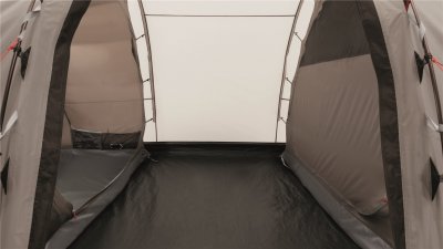 Rymlig absid i tältet.