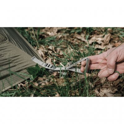 The buckles in aluminum and pull with handles make the tent easy to stretch.