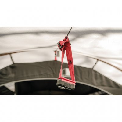 Ropes for lamps and equipment in the ceiling.