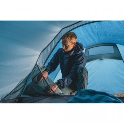 Pocket to fasten the door makes it easy to ventilate the tent warm days.