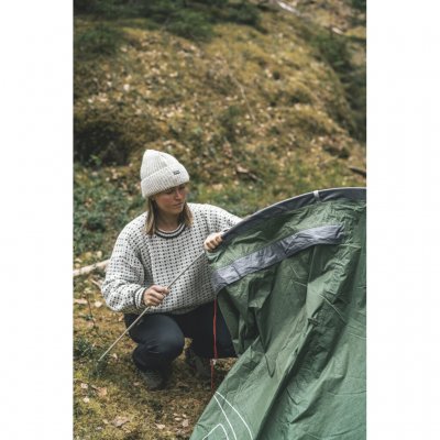Geïntegreerde stokkanalen met gesloten uiteinden en kleurgecodeerde stokken maken de tent eenvoudig op te zetten.