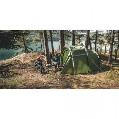 Robens Cima Versa 4 – perfecte tent voor avontuur en ontspanning in de natuur, hier met koffiepauze buiten de tent.