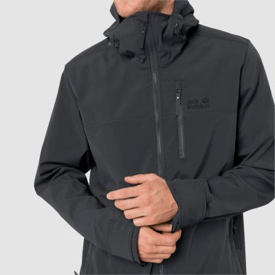 The shell jacket is windproof with tight-fitting sleeves.