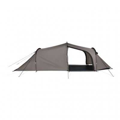 De tent heeft een aparte binnentent die zorgt voor een comfortabel slaapklimaat, evenals drie ingangen.