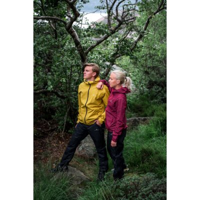 Durable wind and waterproof shell trousers from 2117 of Sweden.