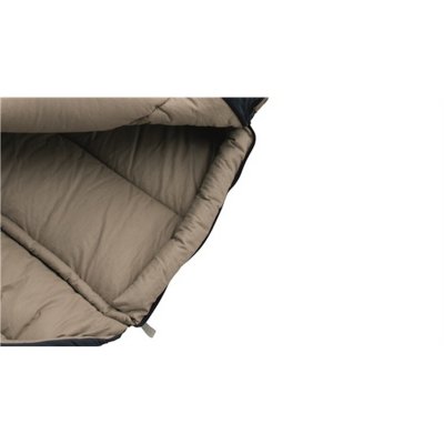 The zipper of the sleeping bag is protected against cold drafts.
