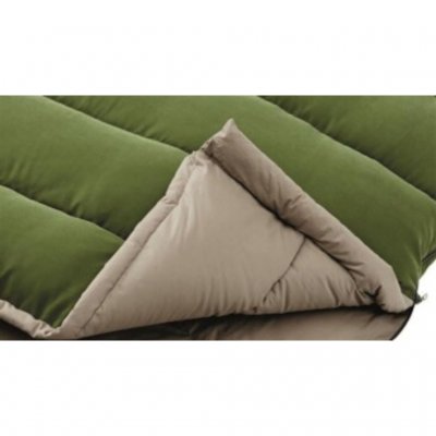 The zipper of the sleeping bag is protected against cold drafts.