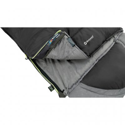 The sleeping bag has a folded edge that prevents cold drafts and reduces the risk of the zipper stuck.