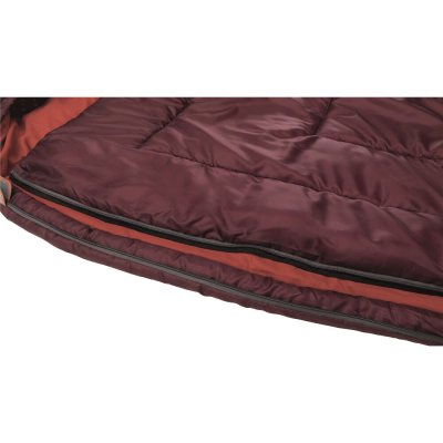 An extra protection behind the zipper protects the sleeping bag against cold drafts.