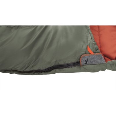 An extra protection behind the zipper protects the sleeping bag against cold drafts.