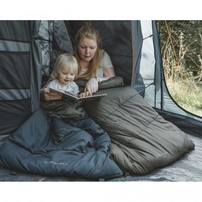 Betaalbare en comfortabele kinderslaapzak die een groot deel van het kampeerseizoen aankan