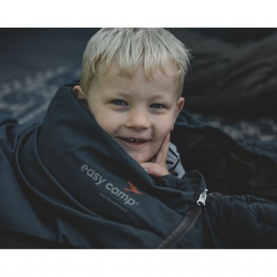 Dankzij een comfortabel gevoerd borstelfleece polyester krijgt het kind een fijne slaapervaring