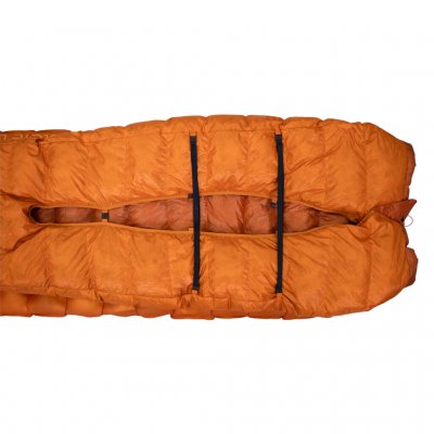 Bevestig de slaapmat aan de quilt.