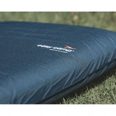 Handige zelfopblazende slaapmat, perfect voor kamperen of andere activiteiten.