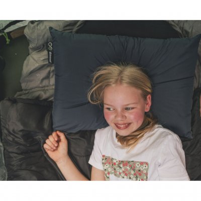 Geborsteld buitenmateriaal en vulling van gerecycled polyester.