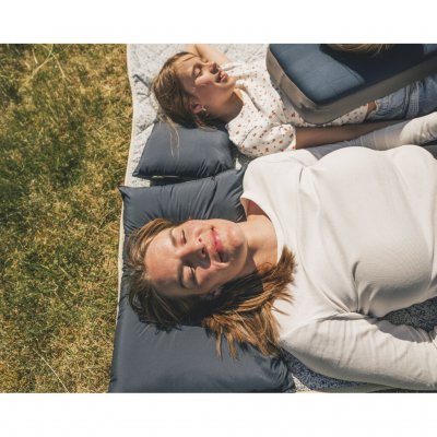 Een lichtgewicht, PFC-vrij en compact kampeerkussen met zacht,