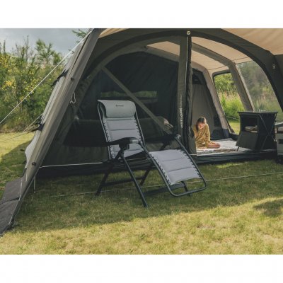 Een comfortabele en ruime ligstoel van Outwell, geschikt voor zowel op de camping als thuis.