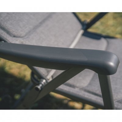 Klap de rugleuning van de campingstoel naar beneden en geniet van de zon.