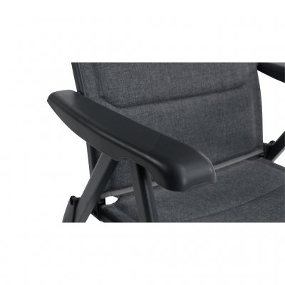 De rugleuning van de campingstoel is eenvoudig te verstellen door de goed vast te pakken armleuningen.