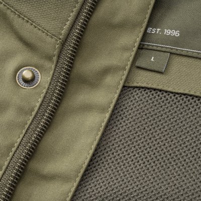 Sturdy fabric and airy mesh lining gives a soft and durable jacket.