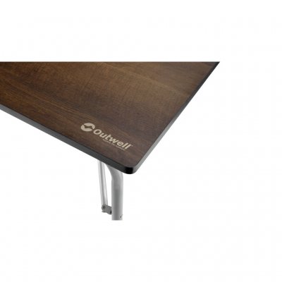 Het blad van de campingtafel is bestand tegen weer, hitte en slijtage.