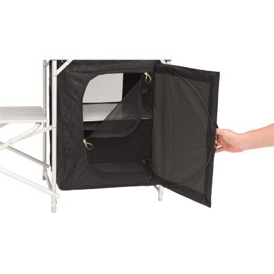 Doors with handles that close properly thanks to magnets.