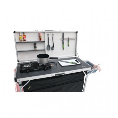 Aan de andere korte zijde bevinden zich opbergmogelijkheden voor huishoudpapier en keukengerei