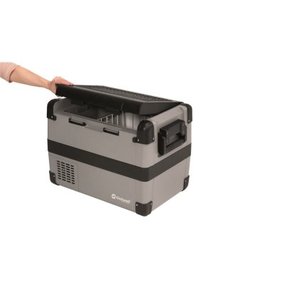 Heavy-duty hinges on the lid give the cooling box a long service life.