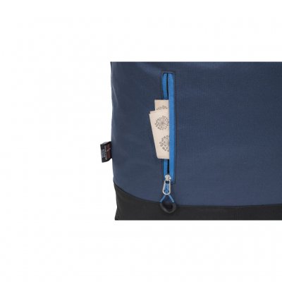 Exterior front pocket with zipper