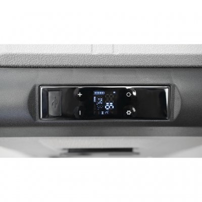 Display för att se och ställa den kompressordrivna kylboxens temperatur.