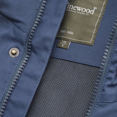 Sturdy fabric and airy mesh lining gives a soft and durable jacket.