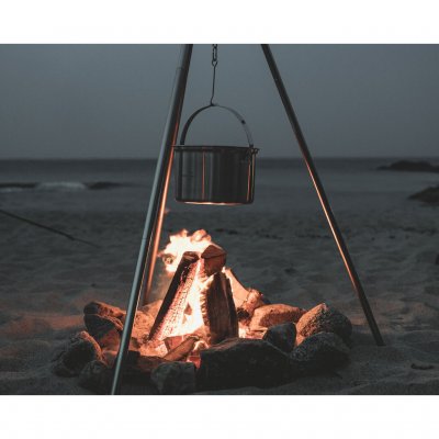 Robust gryde i rustfrit stål, velegnet til at hænge over åben ild.