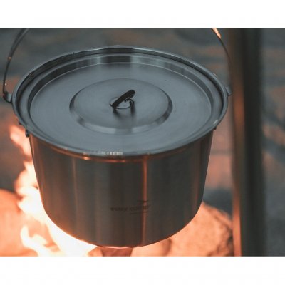 4-liter roestvrijstalen pan. Ontworpen om boven open vuur te hangen.