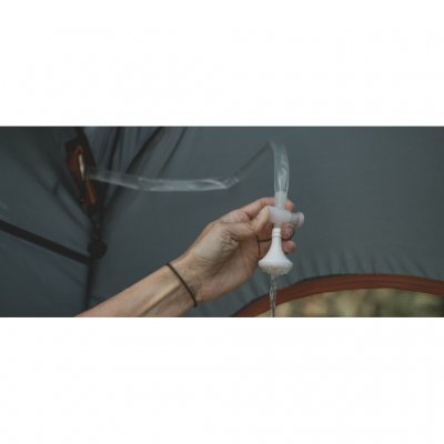 Douche gemakkelijk buiten met de slimme zonne-douche van Easy Camp.