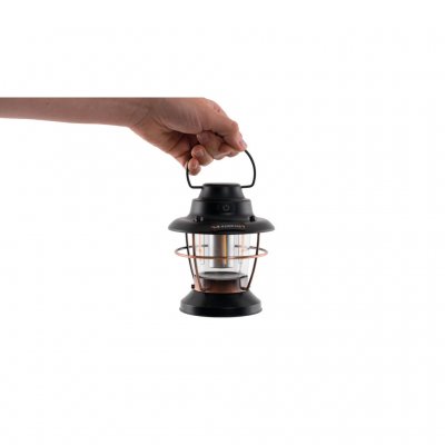 Compacte en praktische campinglamp in klassiek design met moderne functies.