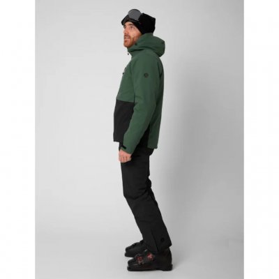 The model wears size M